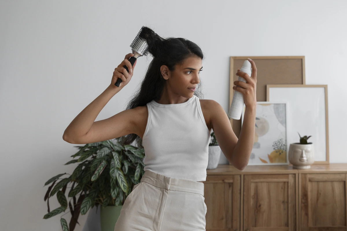 A woman do her hair style with hair styling products
